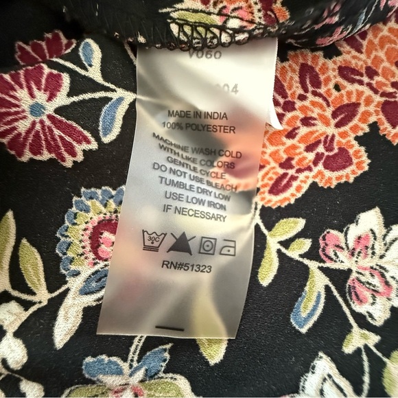 Vince Camuto Floral Printed Split-Neck Raglan-Sleeve Blouse - Picture 8 of 9